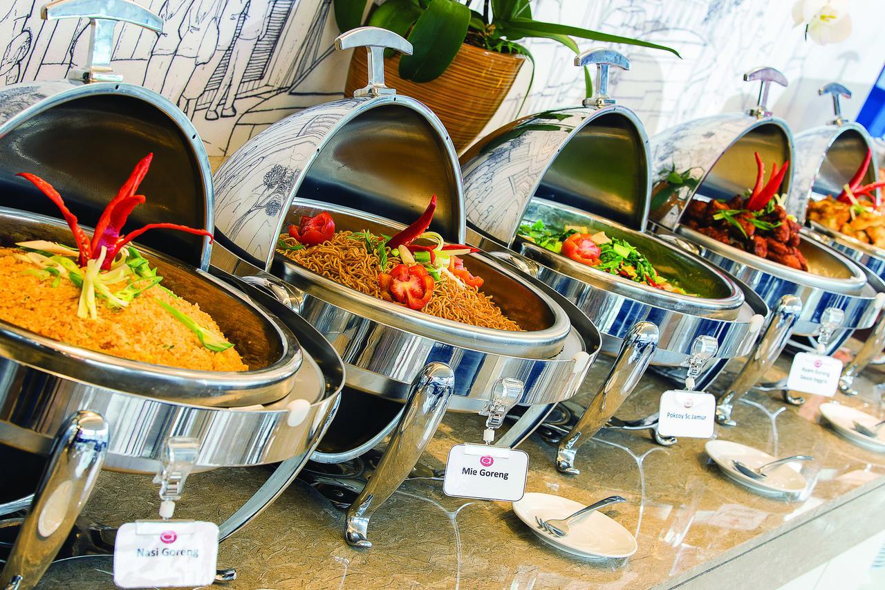 Amaris Hotel Darmo Surabaya Esterno foto